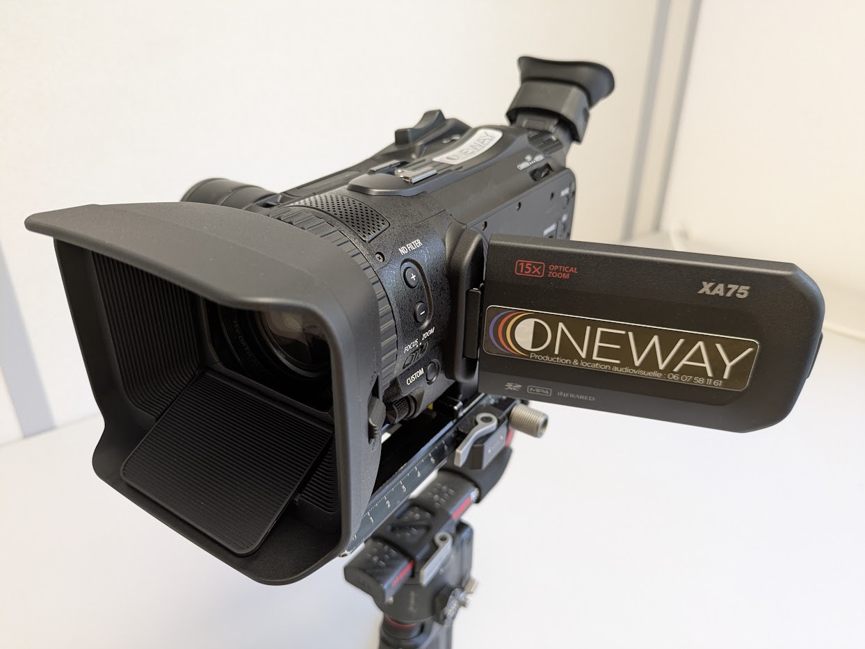 Canon XA75